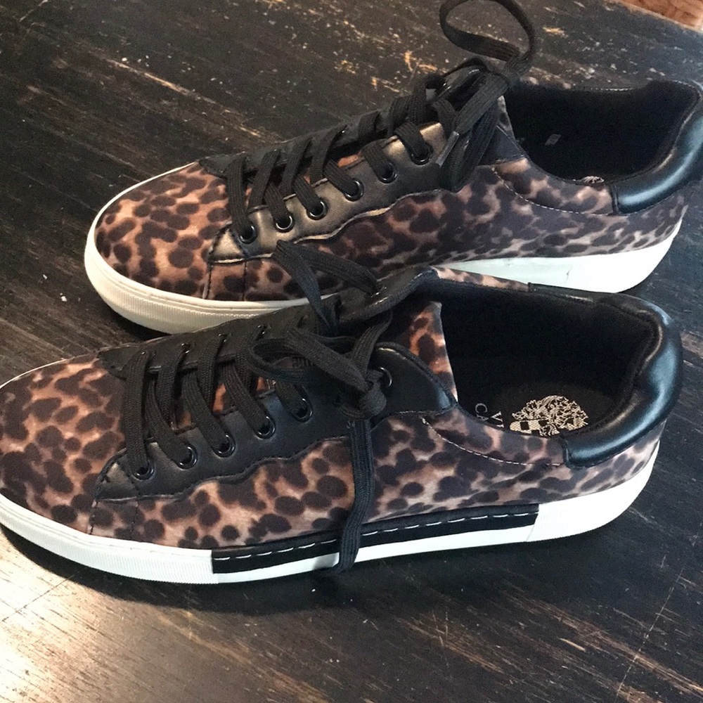 Tennis shoes